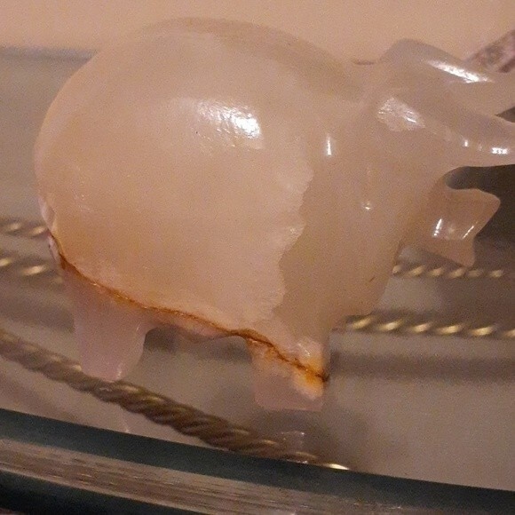 Natural carved Stone Pig figuring paperweight - Picture 3 of 8